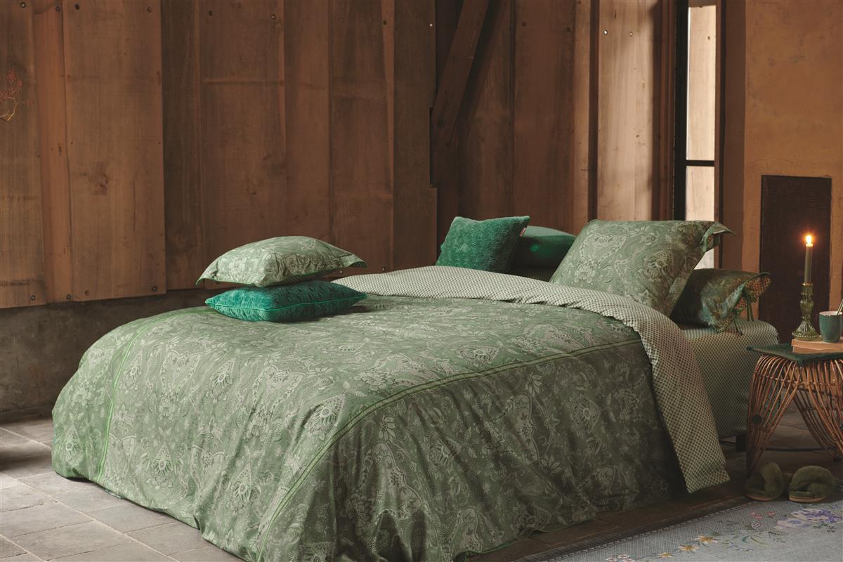 Ein Bettbezug-Set aus mehreren Kopfkissen und einer Bettdecke bezogen mit Perkal-Baumwoll Bettwaesche aus 100 Prozent Baumwolle mit Muster aus Ornamenten in der Farbe Gruen. Modell Kyoto Nights Green.