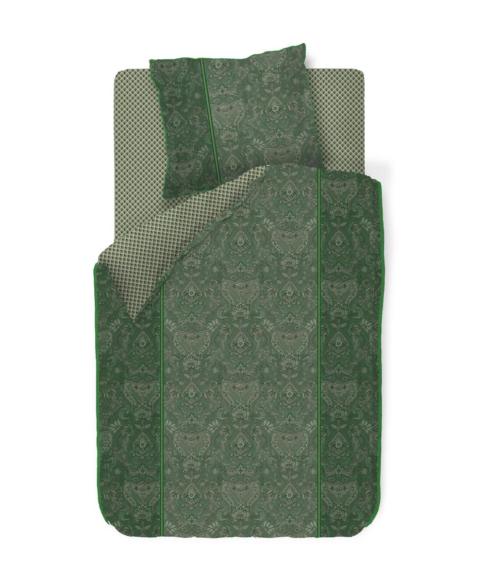 Ein Kopfkissen und eine Bettdecke bezogen mit Perkal-Baumwoll Bettwaesche mit einem Muster aus Ornamenten in der Farbe Gruen. Modell Kyoto Nights Green.