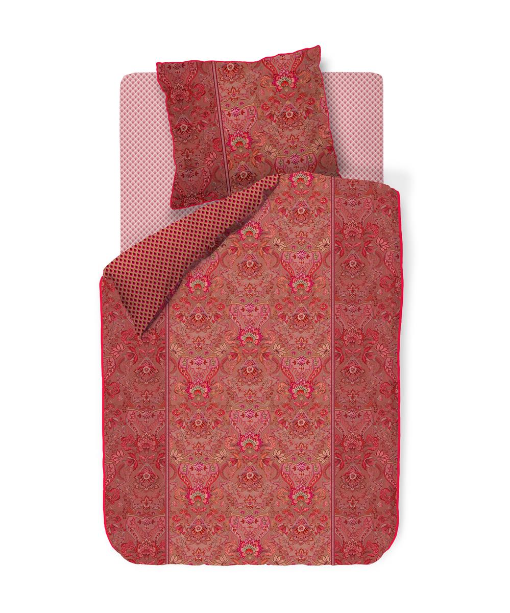 Ein Kopfkissen und eine Bettdecke bezogen mit Perkal-Baumwoll Bettwaesche mit einem Muster aus Ornamenten in der Farbe Rot. Modell Kyoto Nights Pink.