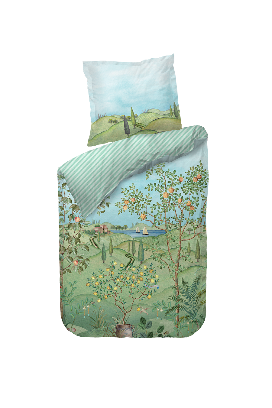 Ein Kopfkissen und eine Bettdecke bezogen mit Perkal-Baumwoll Bettwaesche mit einem Muster aus einer Landschaft mit See und Baeumen in der Farbe Mint. Modell La Campagna Green.