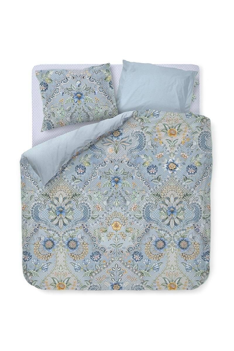 Zwei Kopfkissen und eine Bettdecke bezogen mit Perkal-Baumwoll Bettwaesche mit einem Muster aus Blumen in der Farbe Blau. Modell Saluti Grandi Hellblau.