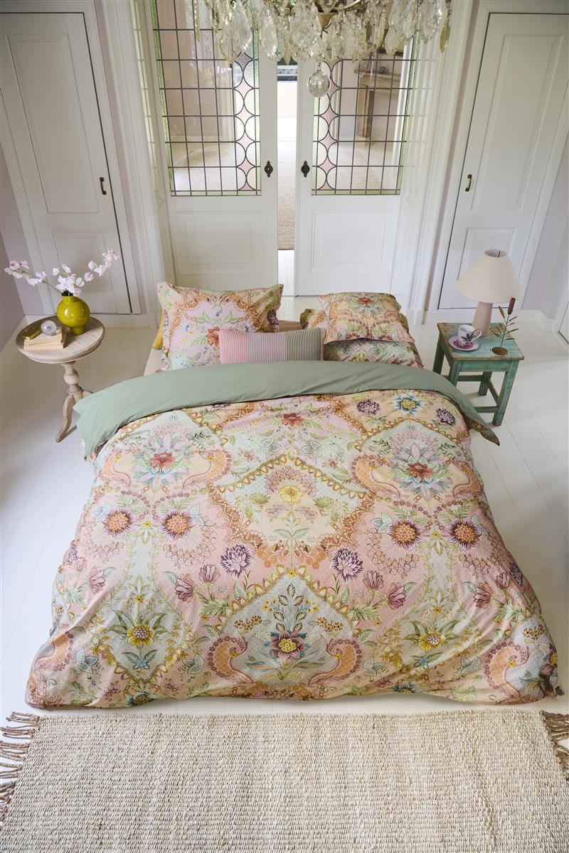 Auf einem Bett liegen mehrere Kopfkissen und eine Bettdecke bezogen mit Perkal-Baumwoll Bettwaesche aus 100 Prozent Baumwolle mit Muster aus Blumen in der Farbe Rosa. Modell Saluti Grandi Pastell.