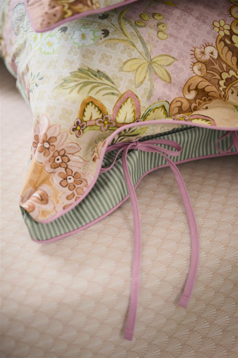 Detaildarstellung der Blumen auf Kopfkissen und Bettdecke der Perkal-Baumwoll Bettwaesche Modell Saluti Grandi Pastell.