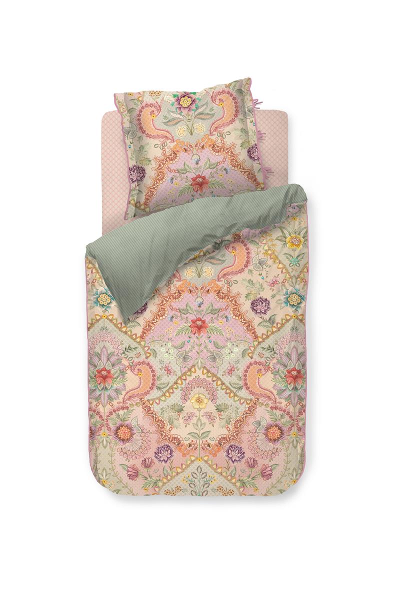 Ein Kopfkissen und eine Bettdecke bezogen mit Perkal-Baumwoll Bettwaesche mit einem Muster aus Blumen in der Farbe Rosa. Modell Saluti Grandi Pastell.