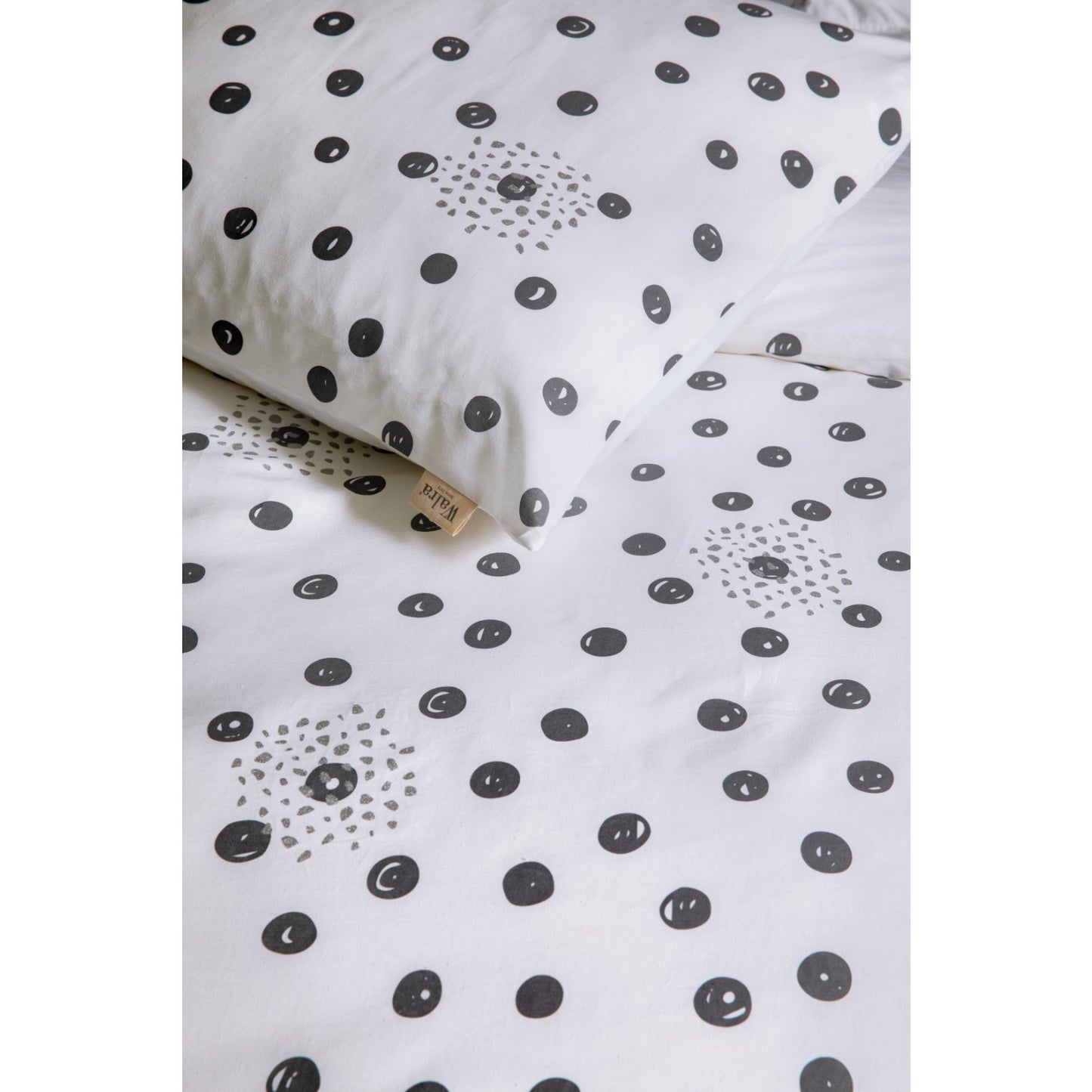 Detaildarstellung der Kreise auf Kopfkissen und Bettdecke der Perkal-Baumwoll Bettwaesche Modell Silver Spots.