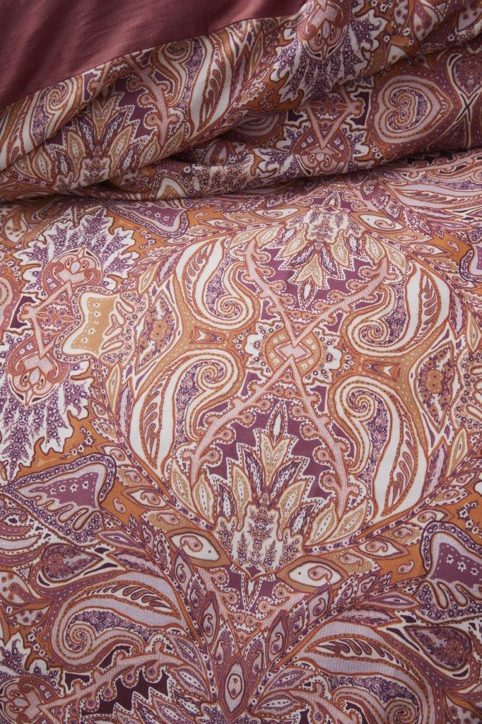 Detaildarstellung der Ornamente der Essenza Satin Bettwaesche Modell Boheme Rabarber.