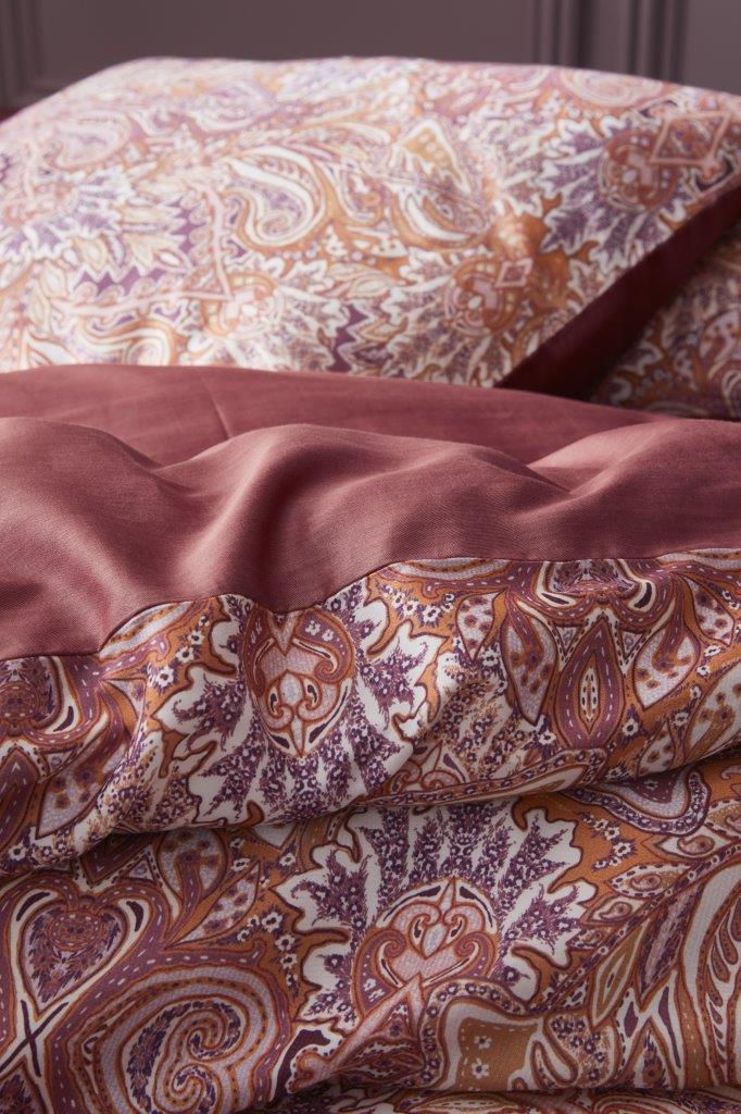 Detaildarstellung des Musters der Essenza Satin Bettwaesche Modell Boheme Rabarber.
