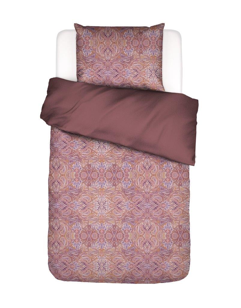 Ein Kopfkissen und eine Bettdecke bezogen mit Satin Bettwaesche von Essenza mit einem Muster aus Ornamenten in der Farbe Roségold. Modell Boheme Rabarber