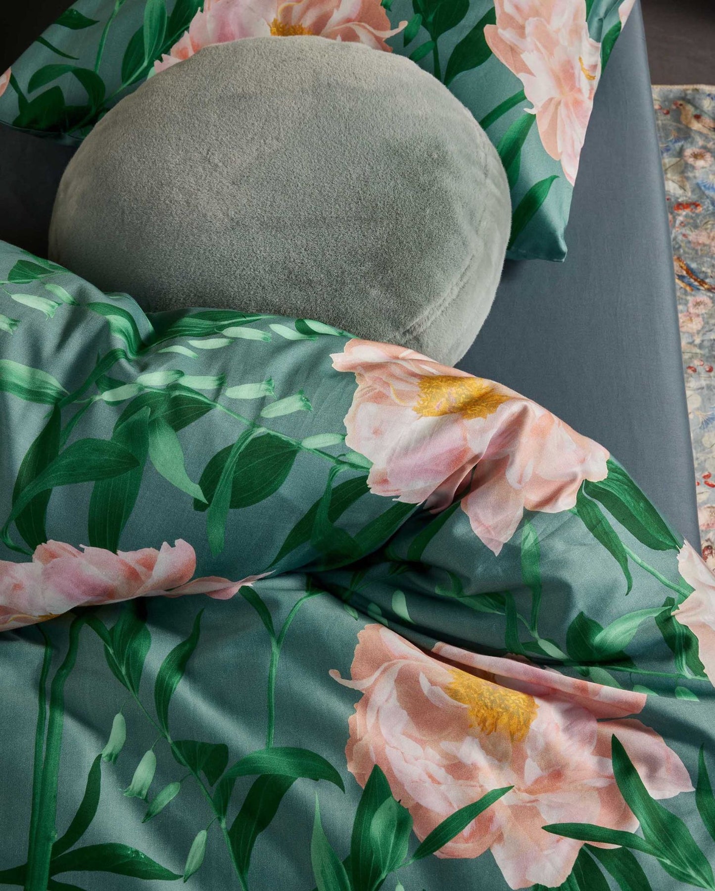 Detaildarstellung auf Kopfkissen und Bettdecke der Blumen der Essenza Satin Bettwaesche Modell Dorothea Soft Teal.