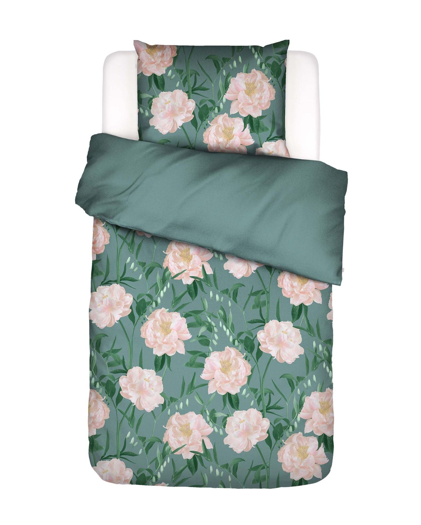 Ein Kopfkissen und eine Bettdecke bezogen mit Satin Bettwaesche von Essenza mit einem Muster aus Blumen in der Farbe Gruen. Modell Dorothea Soft Teal.