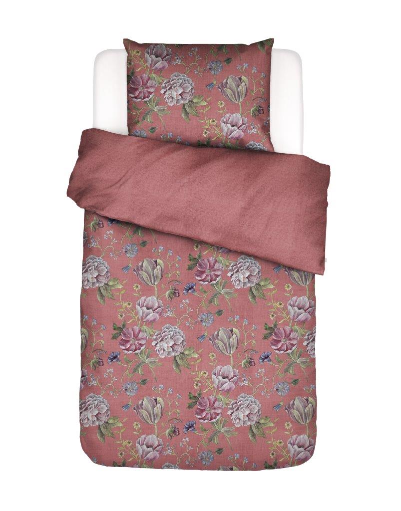 Ein Kopfkissen und eine Bettdecke bezogen mit Satin Bettwaesche von Essenza mit einem Muster aus Blumen in der Farbe Roségold. Modell Elizabeth Rabarber