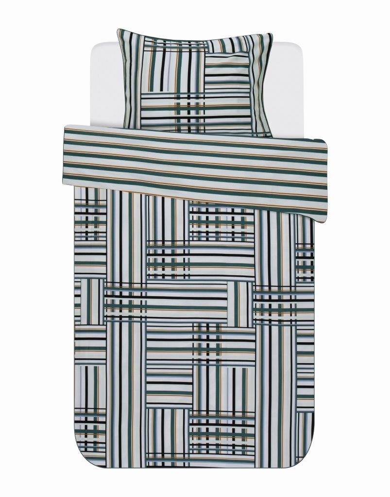 Ein Kopfkissen und eine Bettdecke bezogen mit Satin Bettwaesche von Essenza mit einem Muster aus Streifen in der Farbe Gruen. Modell Evie Green.