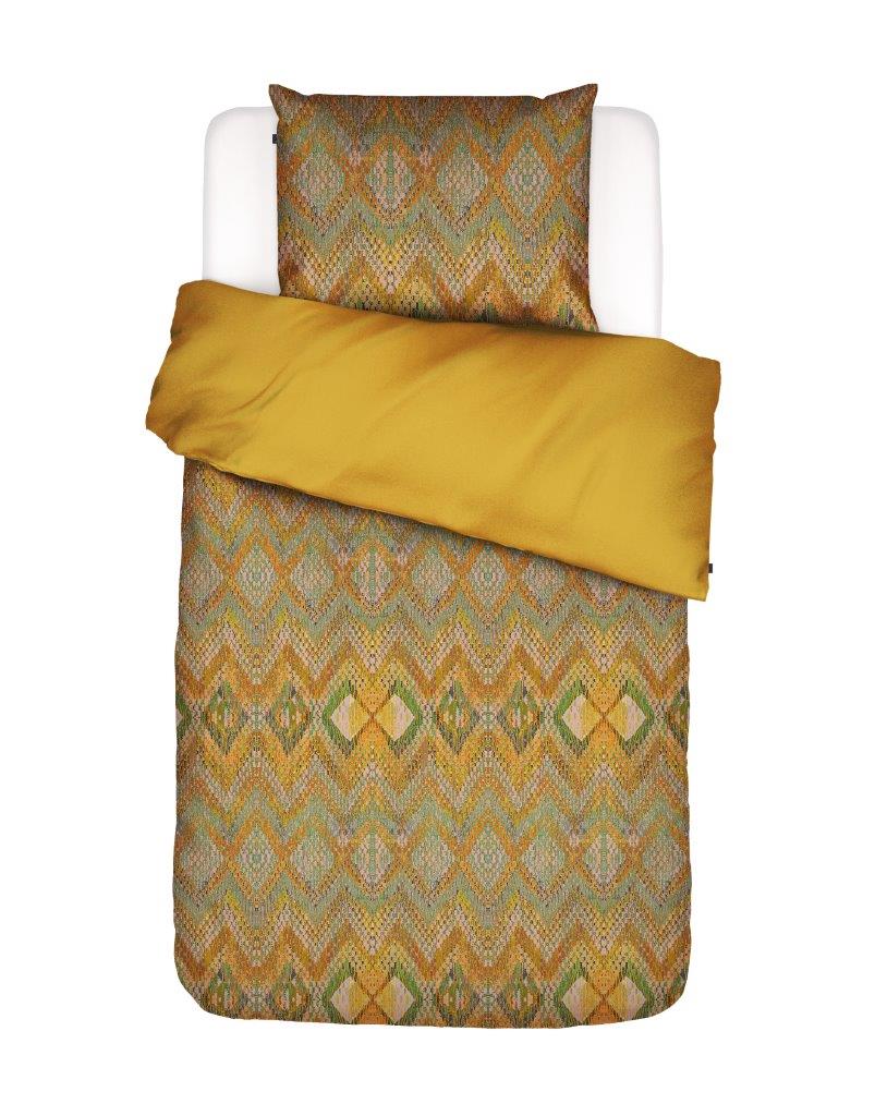 Ein Kopfkissen und eine Bettdecke bezogen mit Satin Bettwaesche von Essenza mit einem Muster aus Linien in der Farbe Gelb. Modell Fabienne Mustard.