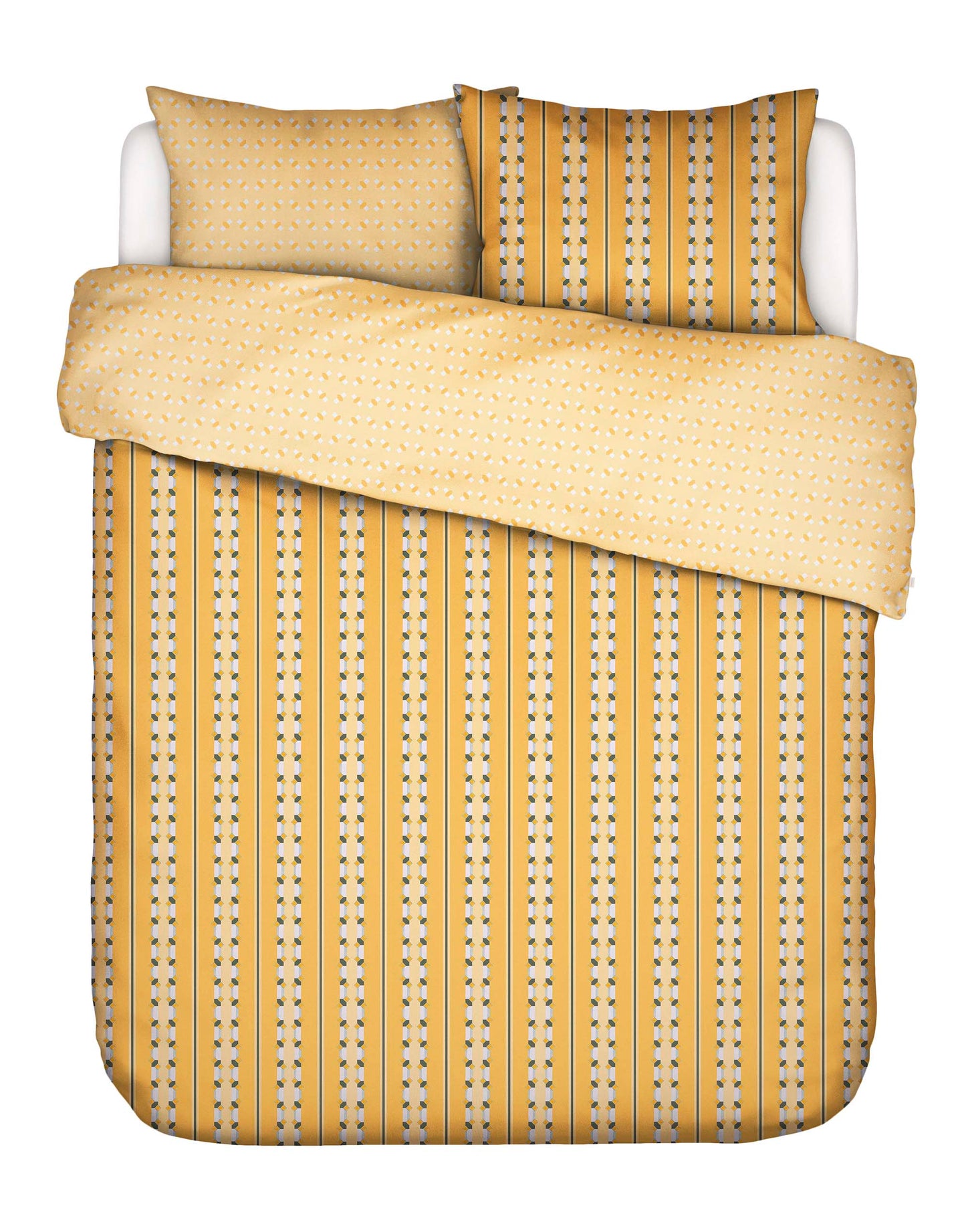 Zwei Kopfkissen und eine Bettdecke bezogen mit Satin Bettwaesche von Essenza mit einem Muster aus vertikalen Streifen in der Farbe Gelb. Modell Iva Ochre.