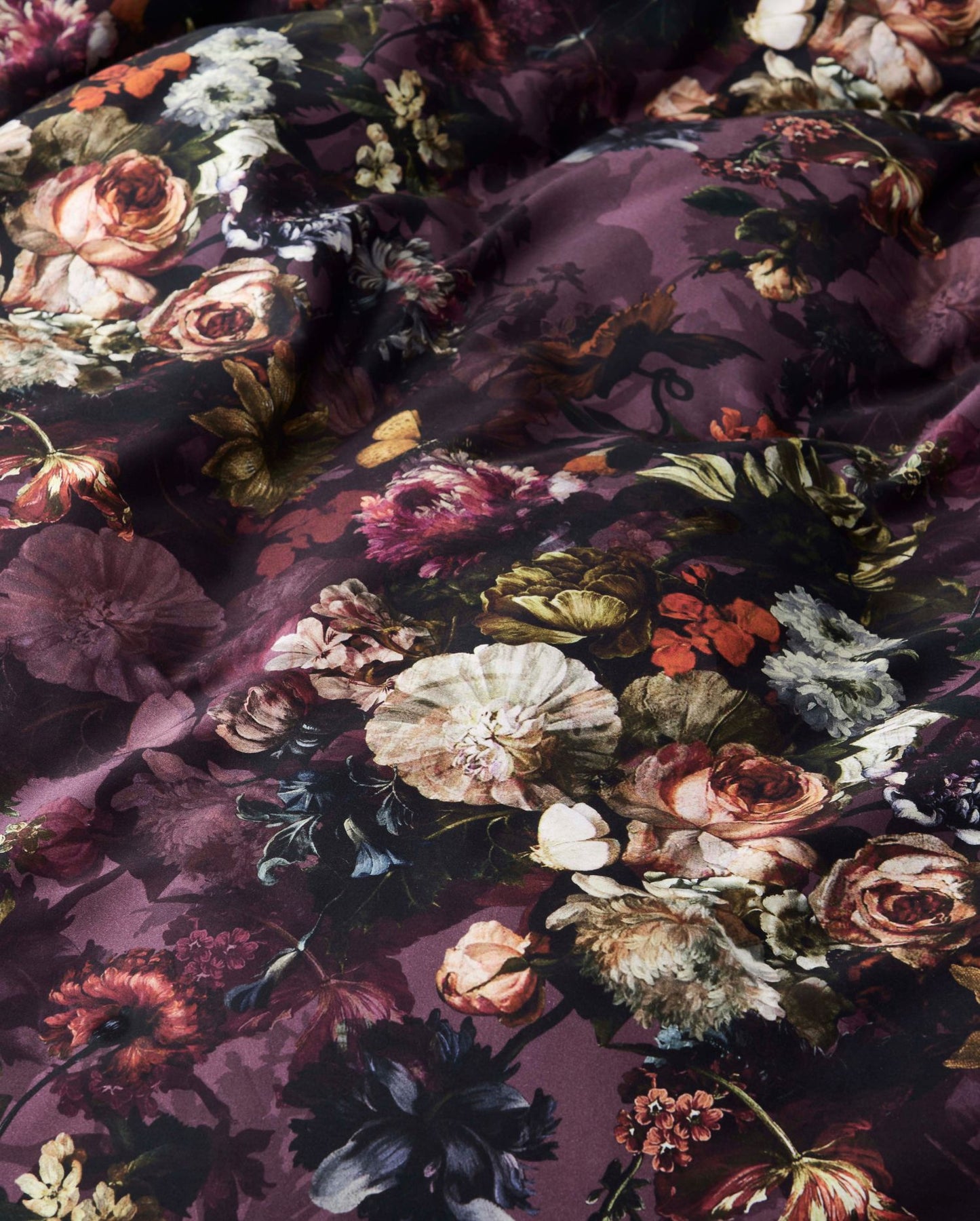 Detaildarstellung der Blumen der Essenza Satin Bettwaesche Modell Karli Purple Tulip.