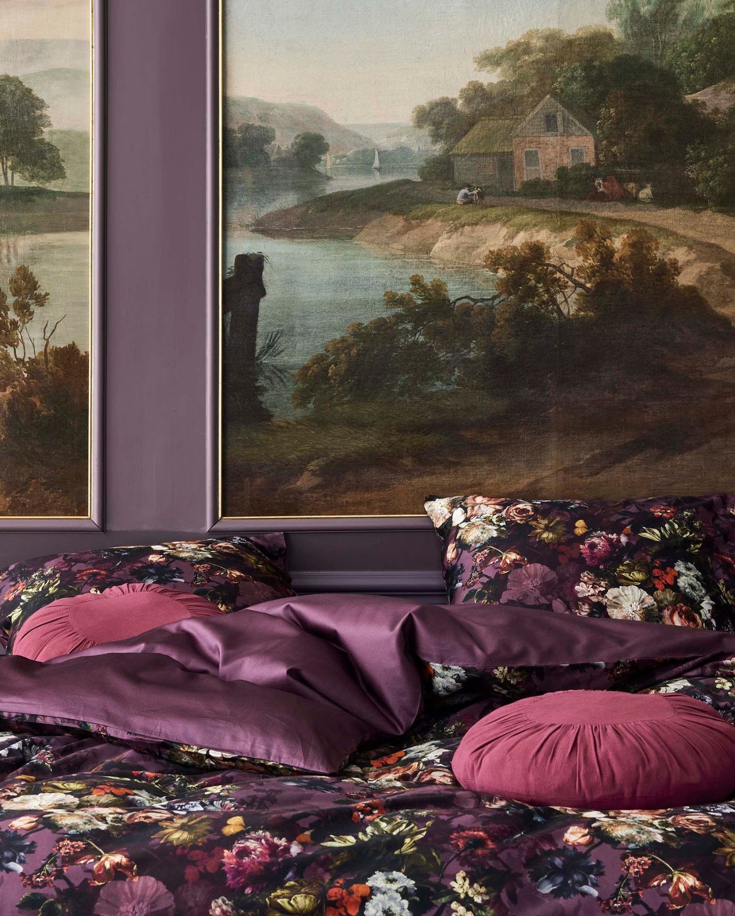 Detaildarstellung auf Kopfkissen und Bettdecke der Blumen der Essenza Satin Bettwaesche Modell Karli Purple Tulip.
