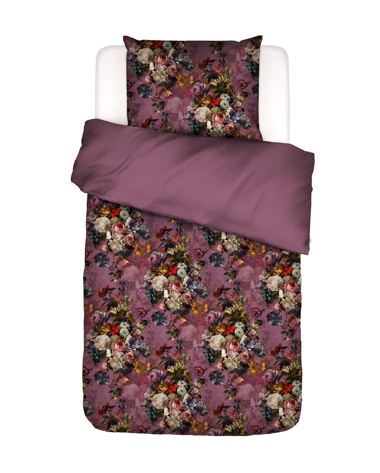 Ein Kopfkissen und eine Bettdecke bezogen mit Satin Bettwaesche von Essenza mit einem Muster aus Blumen in der Farbe Lila. Modell Karli Purple Tulip.