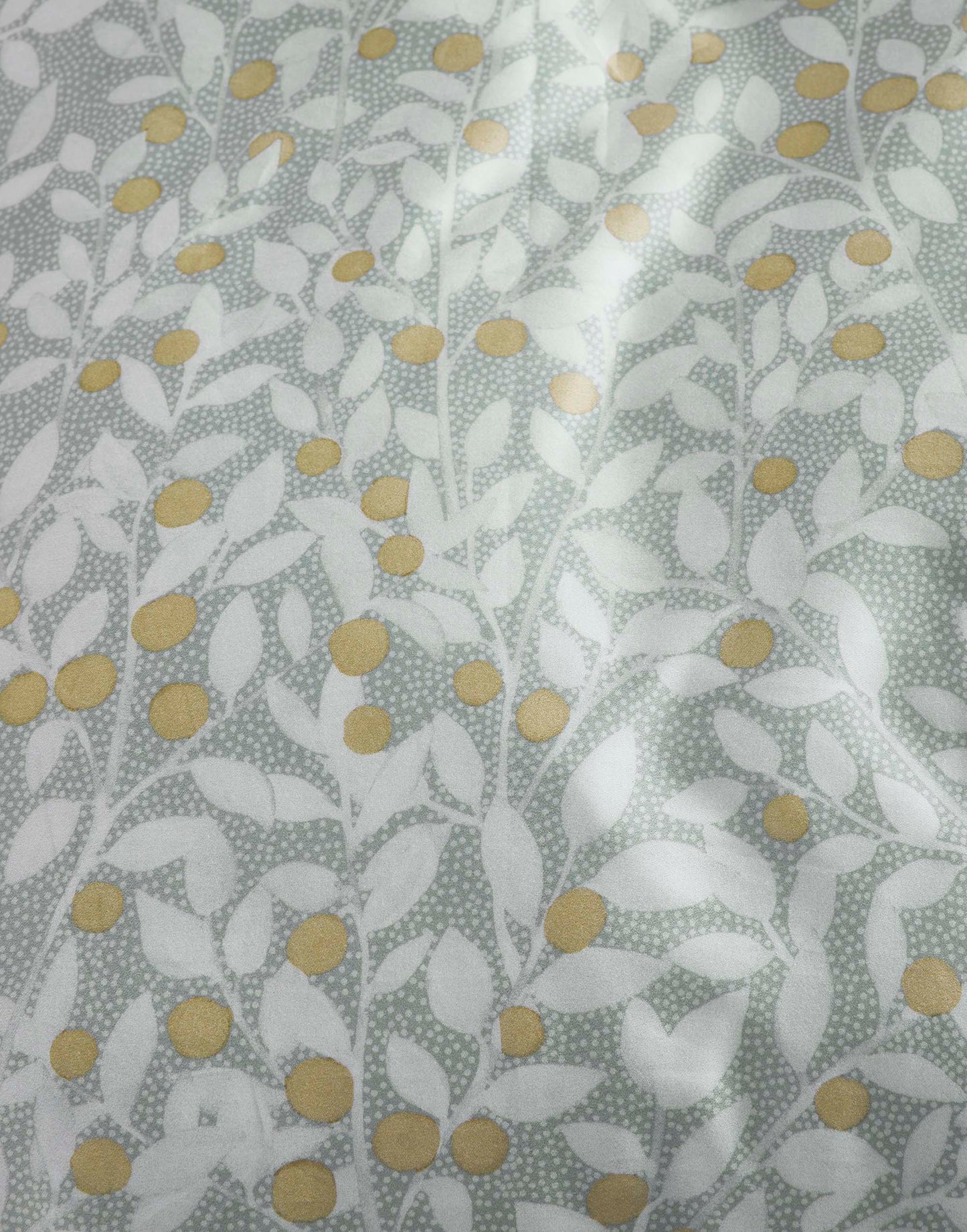 Detaildarstellung der Zweige der Essenza Satin Bettwaesche Modell Lenthe Cool Gray.