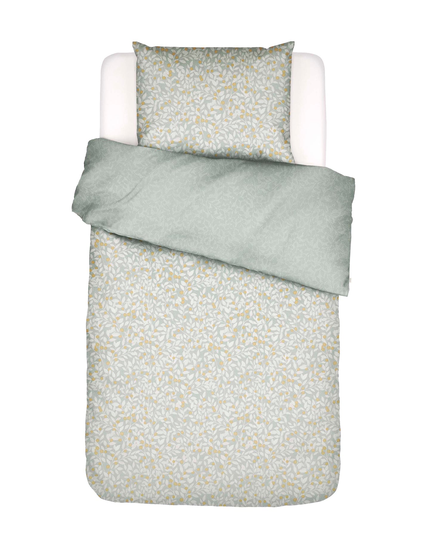 Ein Kopfkissen und eine Bettdecke bezogen mit Satin Bettwaesche von Essenza mit einem Muster aus Zweigen in der Farbe Grau. Modell Lenthe Cool Gray.