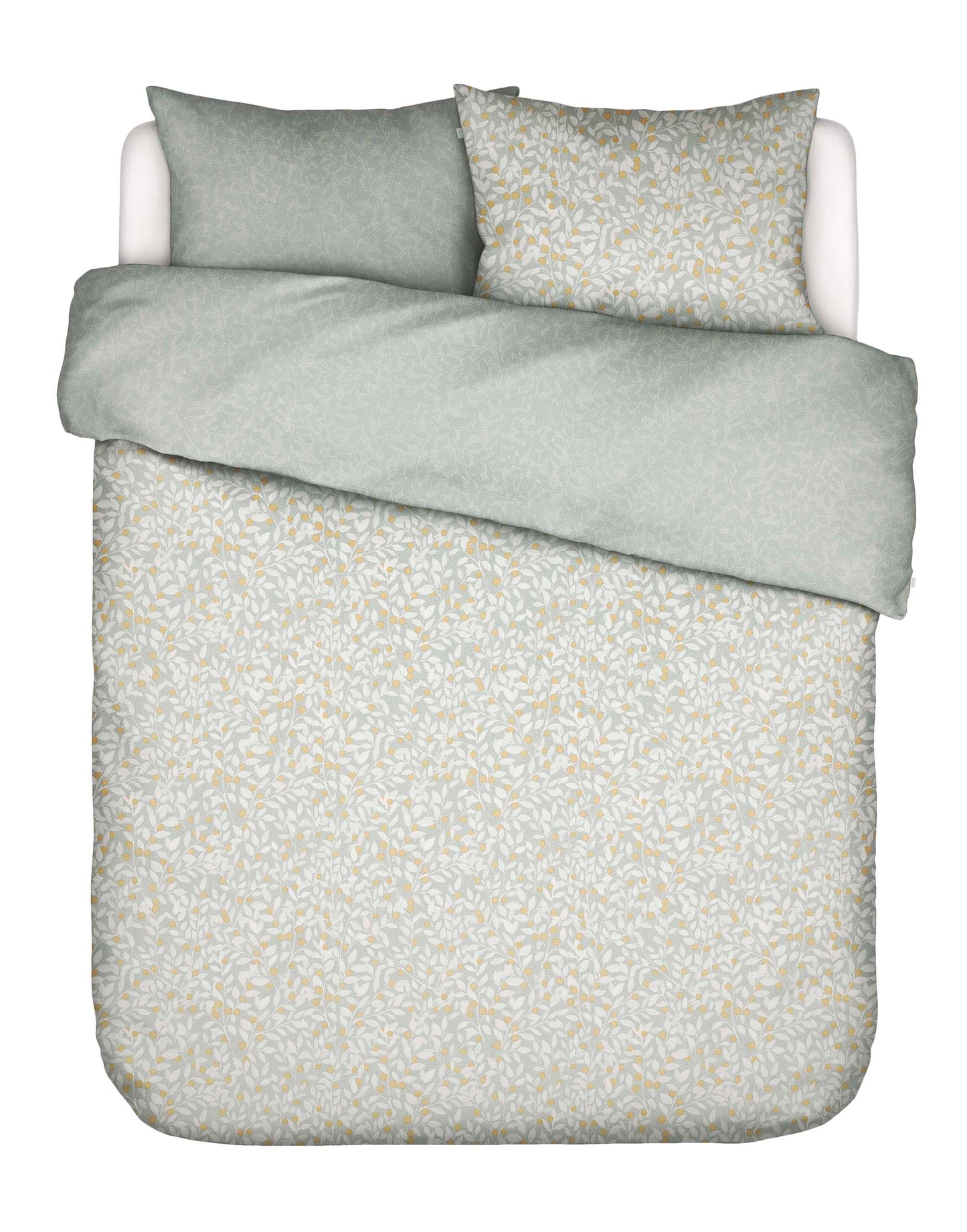 Zwei Kopfkissen und eine Bettdecke bezogen mit Satin Bettwaesche von Essenza mit einem Muster aus Zweigen in der Farbe Grau. Modell Lenthe Cool Gray.