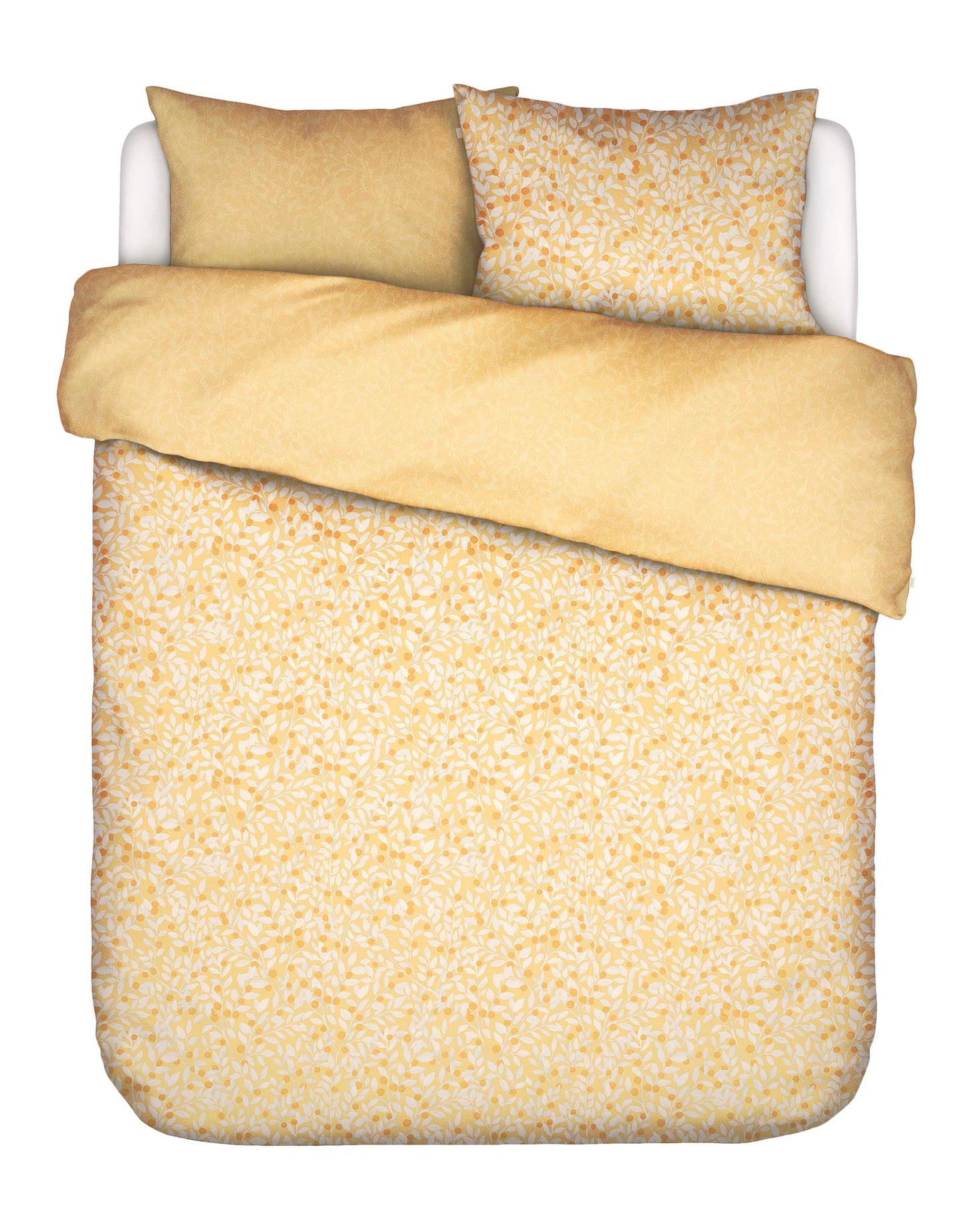 Ein Kopfkissen und eine Bettdecke bezogen mit Satin Bettwaesche von Essenza mit einem Muster aus Zweigen in der Farbe Gelb. Modell Lenthe Sahara Sun.