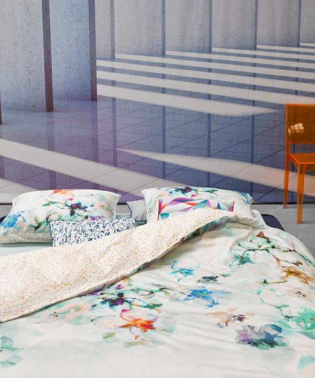 Detaildarstellung auf Kopfkissen und Bettdecke der Blumen der Essenza Satin Bettwaesche Modell Manta Multi.