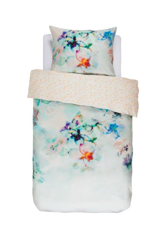 Ein Kopfkissen und eine Bettdecke bezogen mit Satin Bettwaesche von Essenza mit einem Muster aus Blumen in der Farbe Mehrfarbig. Modell Manta Multi.