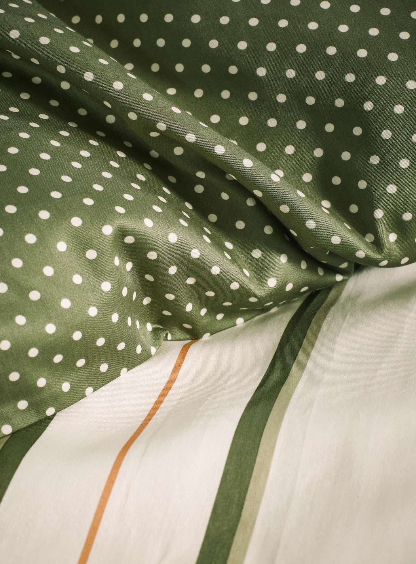 Detaildarstellung der vertikalen Linien und Punkten der Essenza Satin Bettwaesche Modell Meryl Pure Olive.