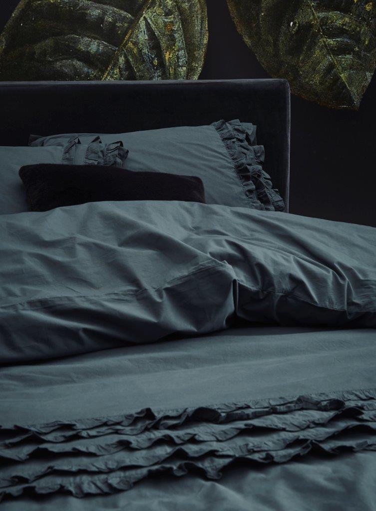 Detaildarstellung auf Kopfkissen und Bettdecke der Rueschen der Essenza Satin Bettwaesche Modell Metze Anthracite.