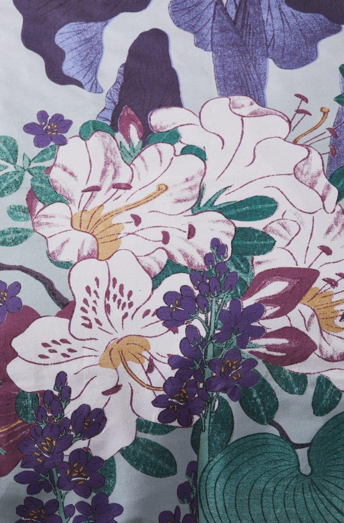 Detaildarstellung der Blumen der Essenza Satin Bettwaesche Modell Michelle Multi.