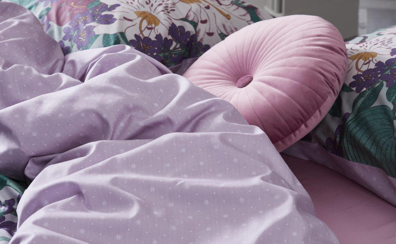 Detaildarstellung auf Kopfkissen und Bettdecke der Blumen und Punkte der Essenza Satin Bettwaesche Modell Michelle Multi.