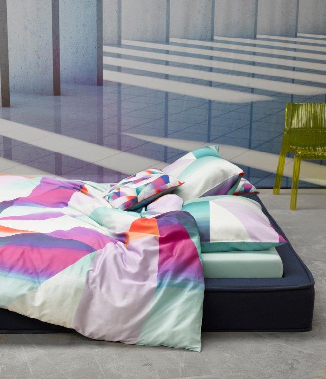Detaildarstellung auf Kopfkissen und Bettdecke der Vierecke der Essenza Satin Bettwaesche Modell Nova Multi.
