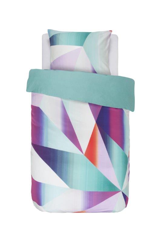 Ein Kopfkissen und eine Bettdecke bezogen mit Satin Bettwaesche von Essenza mit einem Muster aus Vierecken in der Farbe Mint. Modell Nova Multi.
