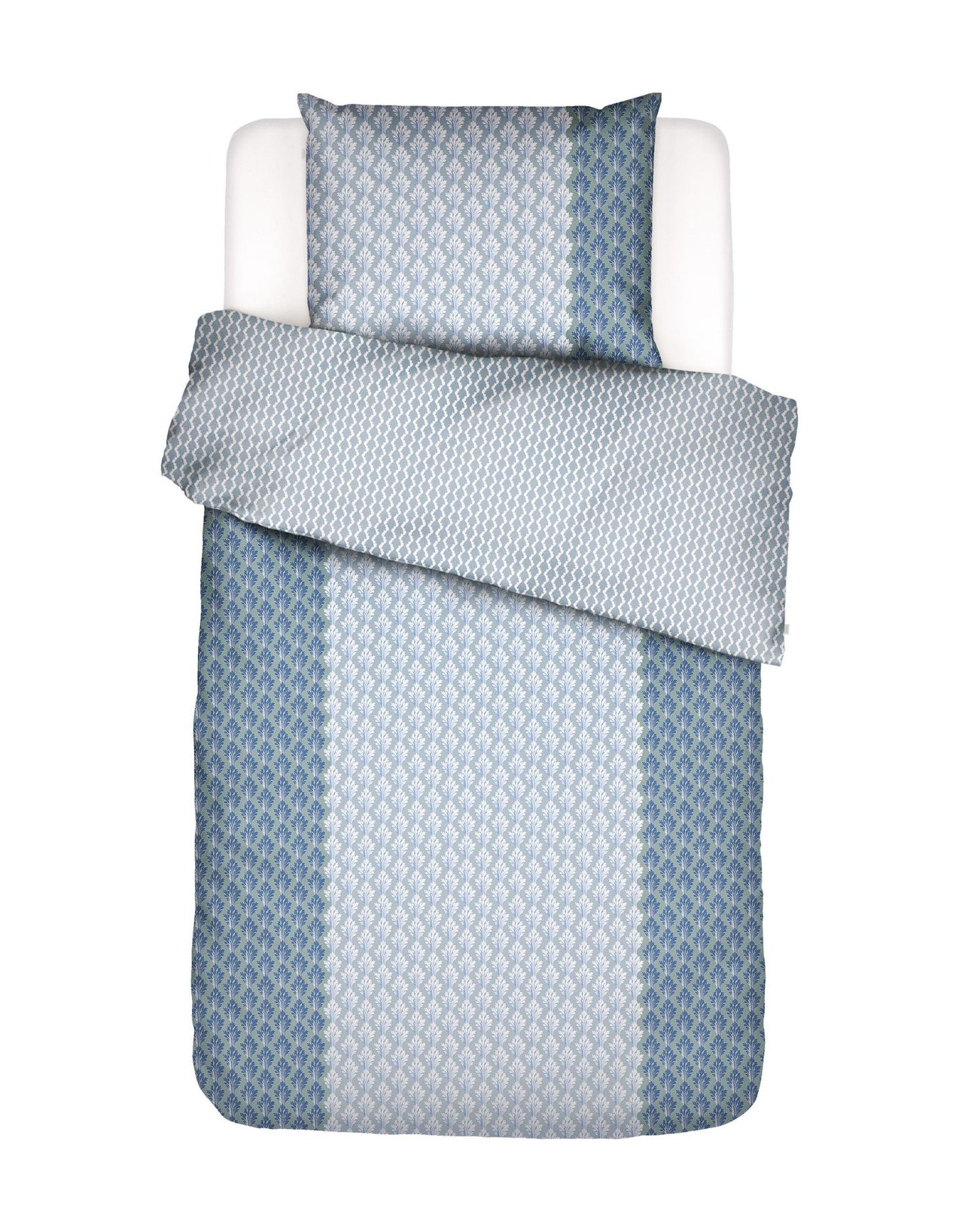 Ein Kopfkissen und eine Bettdecke bezogen mit Satin Bettwaesche von Essenza mit einem Muster aus Ornamenten in der Farbe Blau. Modell Tesse Zen Blue.