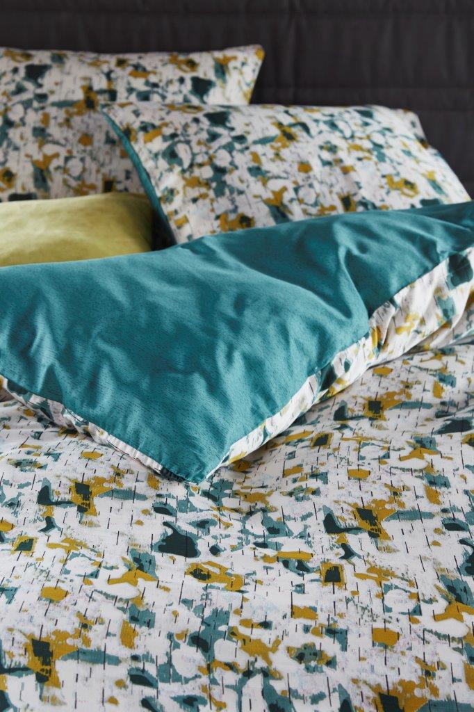 Detaildarstellung auf Kopfkissen und Bettdecke der Farbkleckse der Essenza Satin Bettwaesche Modell Tirza Multi.