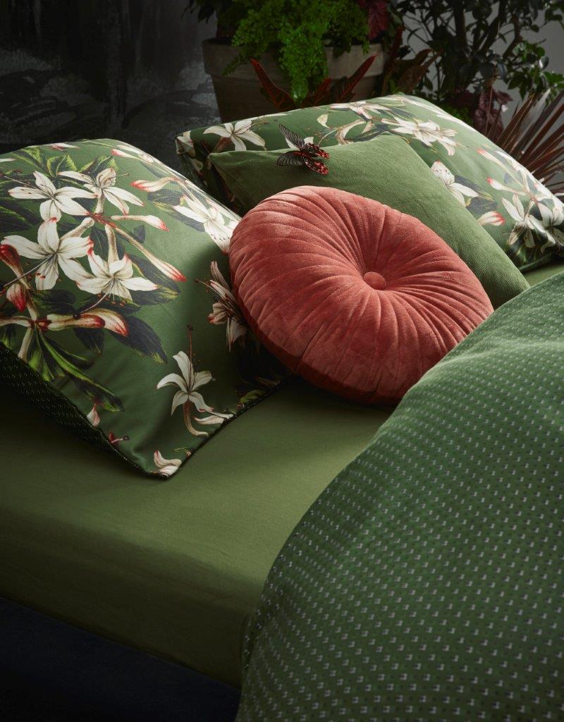 Detaildarstellung auf Kopfkissen und Bettdecke der Blueten der Essenza Satin Bettwaesche Modell Verano Green.