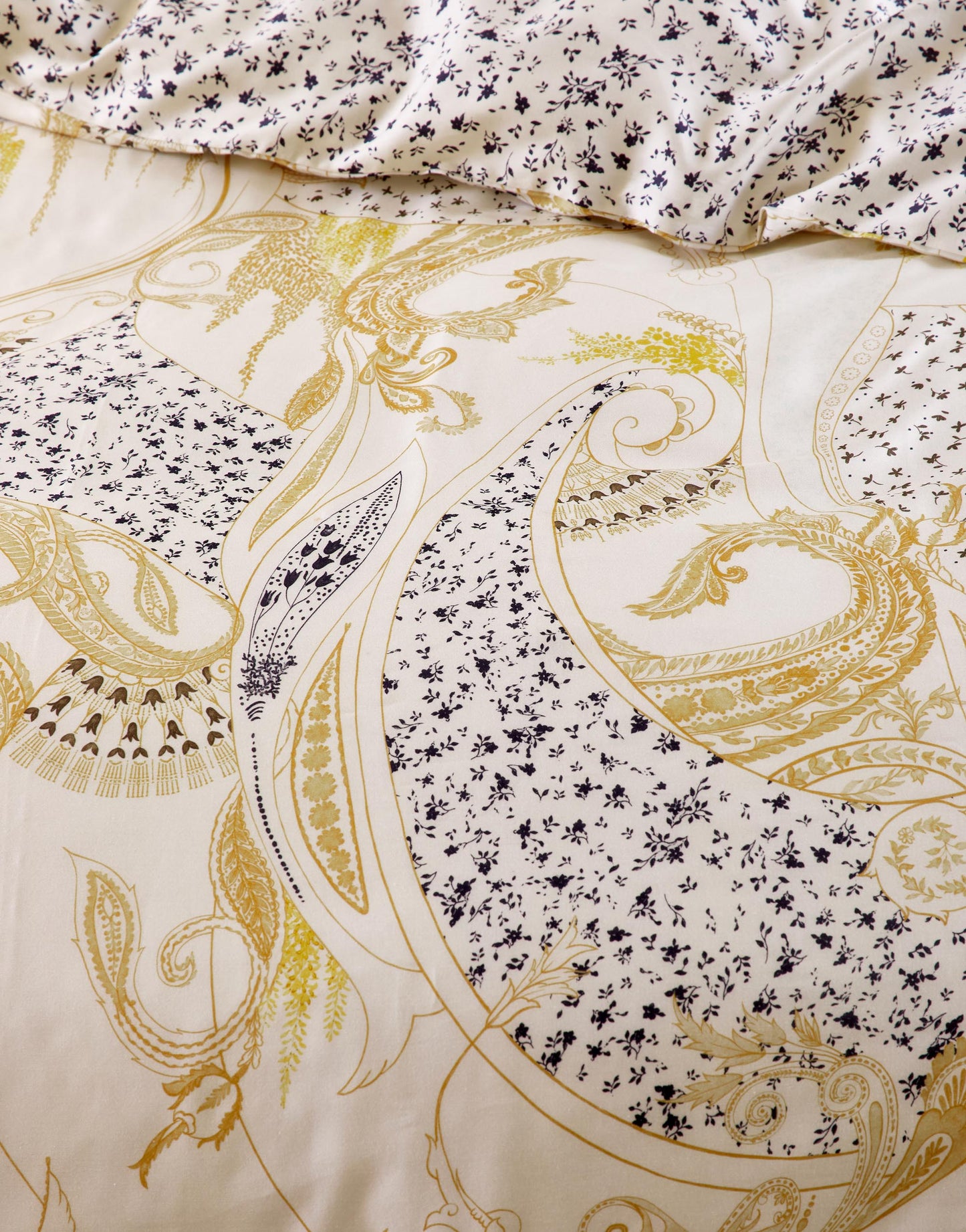 Detaildarstellung der Ornamente der Essenza Satin Bettwaesche Modell Verena Antique White.