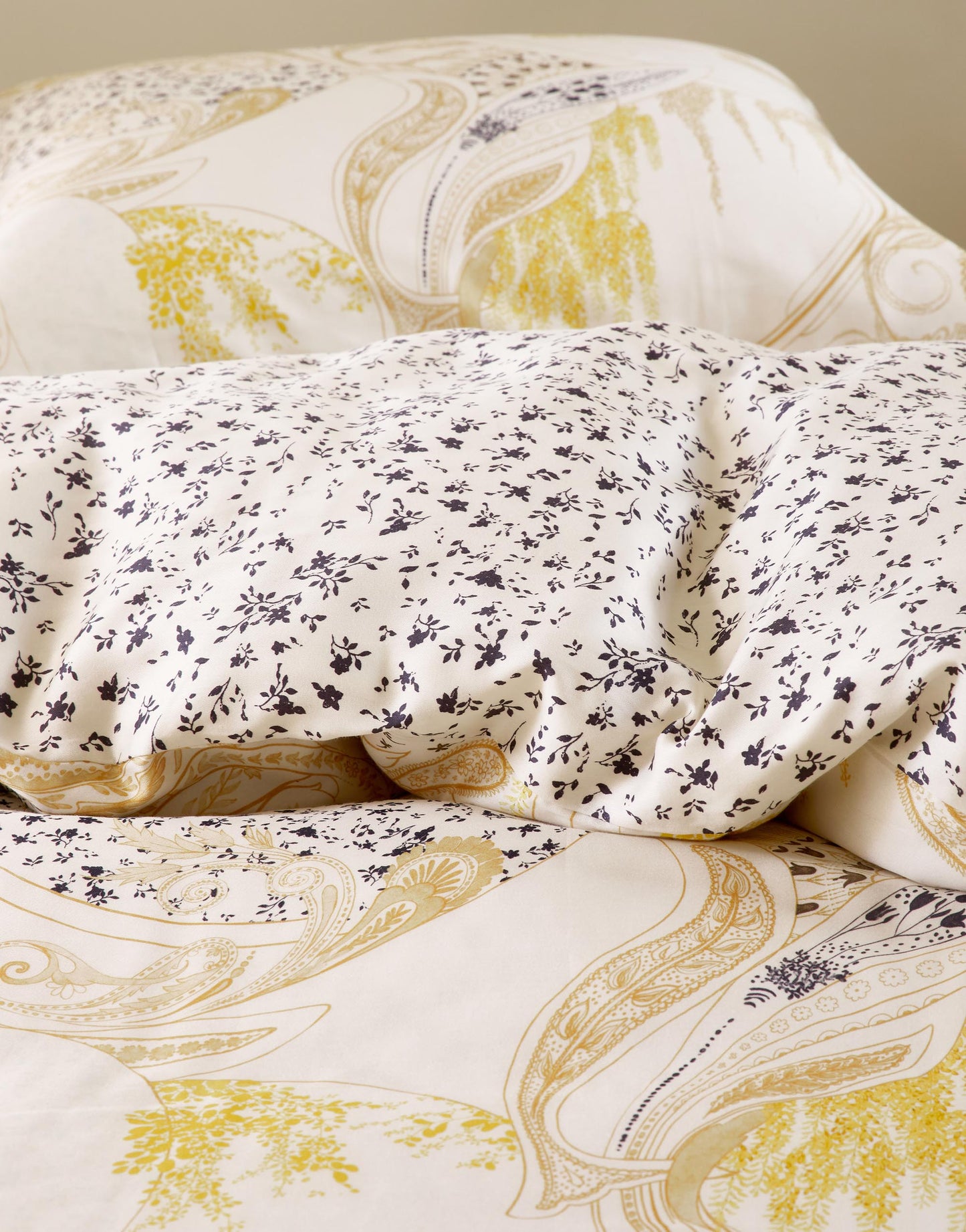 Detaildarstellung auf Kopfkissen und Bettdecke der Ornamente der Essenza Satin Bettwaesche Modell Verena Antique White.