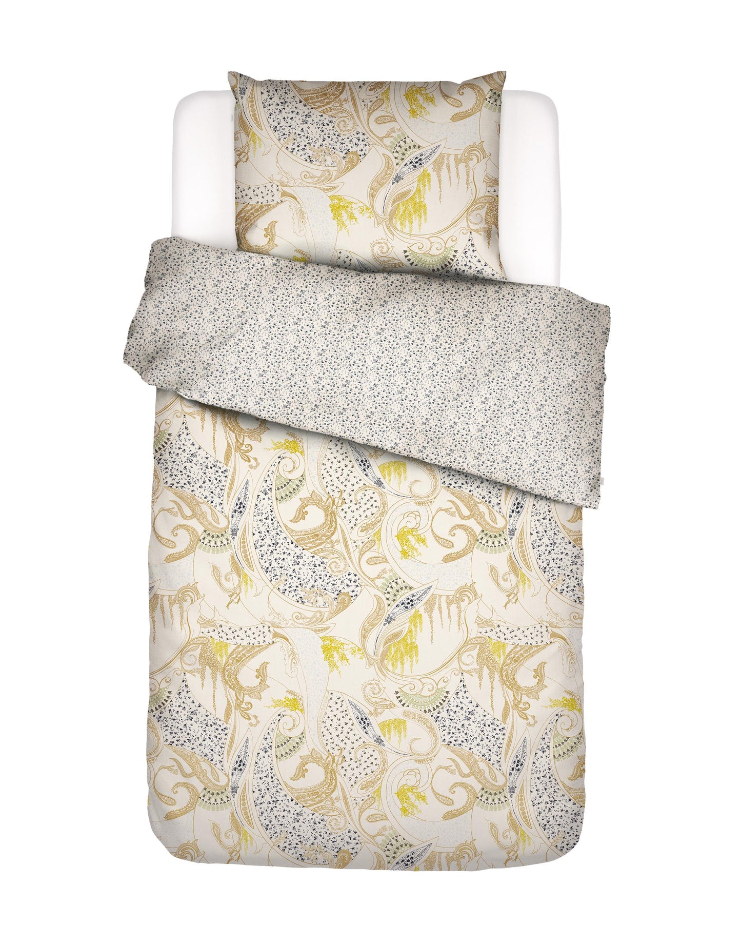 Ein Kopfkissen und eine Bettdecke bezogen mit Satin Bettwaesche von Essenza mit einem Muster aus Ornamenten in der Farbe Weiss. Modell Verena Antique White.