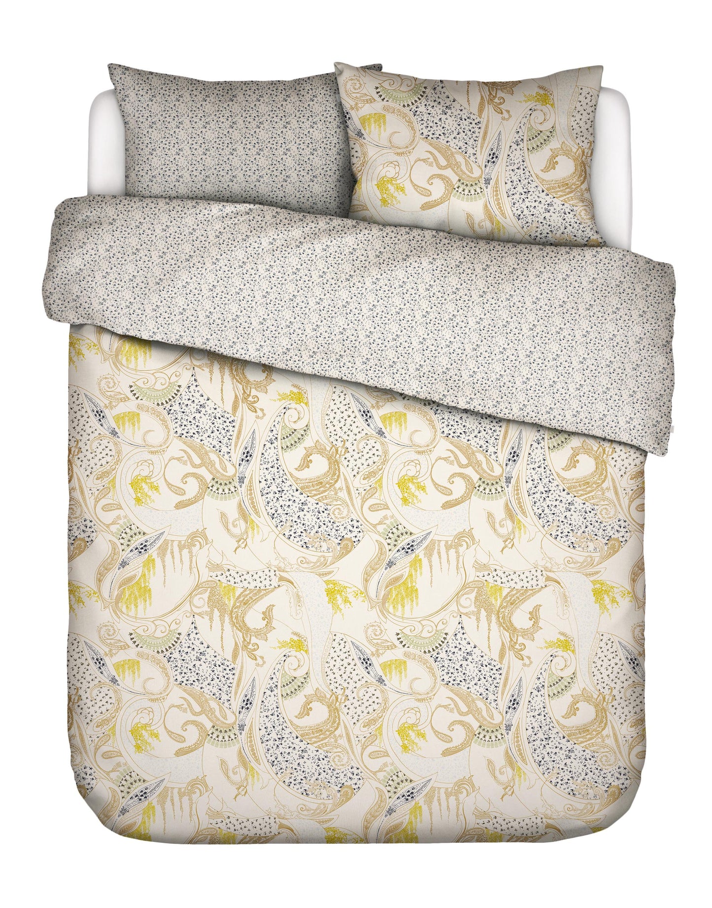 Zwei Kopfkissen und eine Bettdecke bezogen mit Satin Bettwaesche von Essenza mit einem Muster aus Ornamenten in der Farbe Weiss. Modell Verena Antique White.