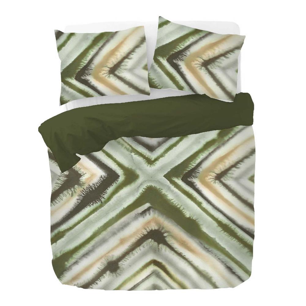 Zwei Kopfkissen und eine Bettdecke bezogen mit Satin Bettwaesche mit einem Muster aus grafischen Formen in der Farbe Gruen. Modell Sidqi Green.