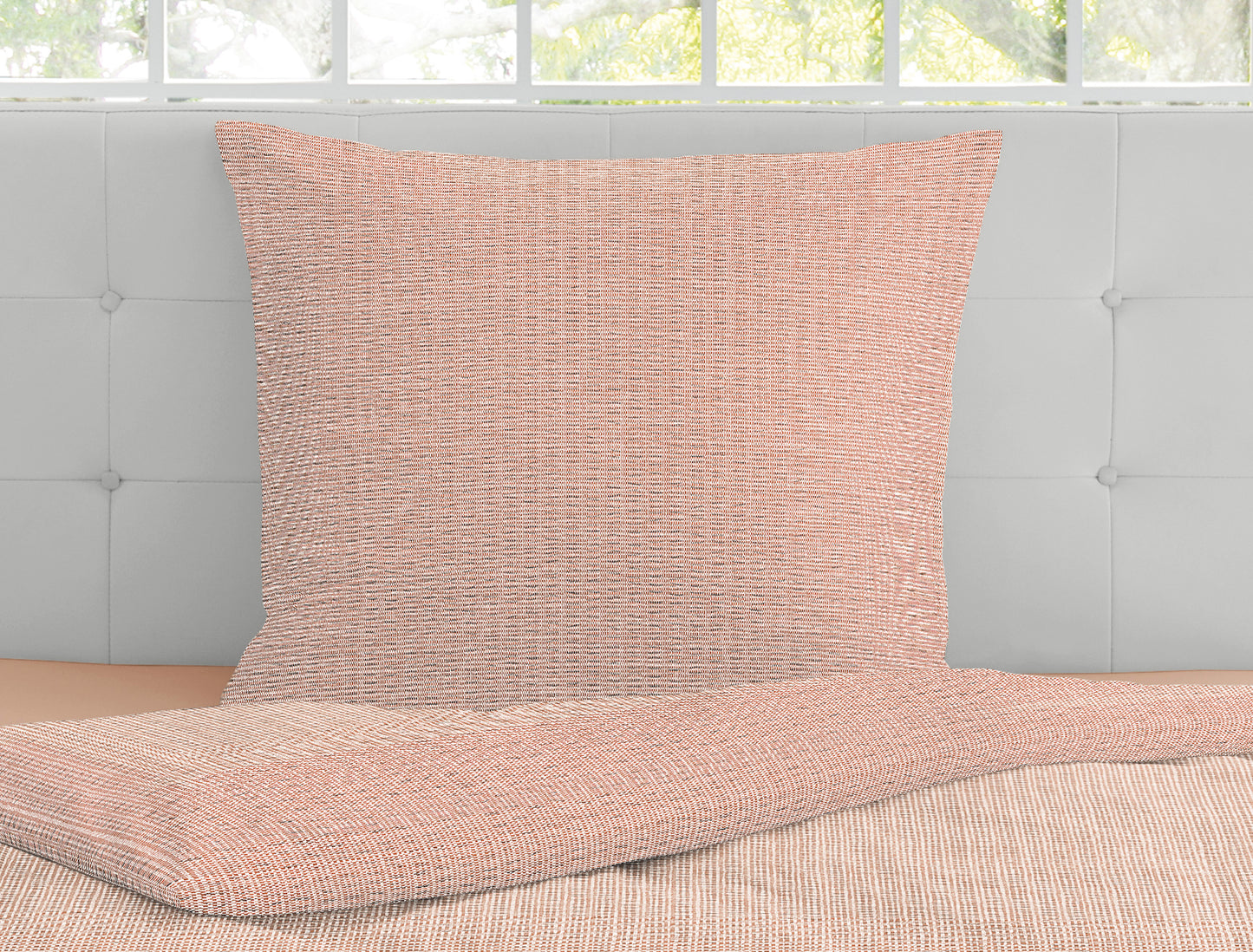 Detaildarstellung der vertikalen Linien auf Kopfkissen und Bettdecke der Soft Seersucker Bettwaesche Modell Shadow Orange.
