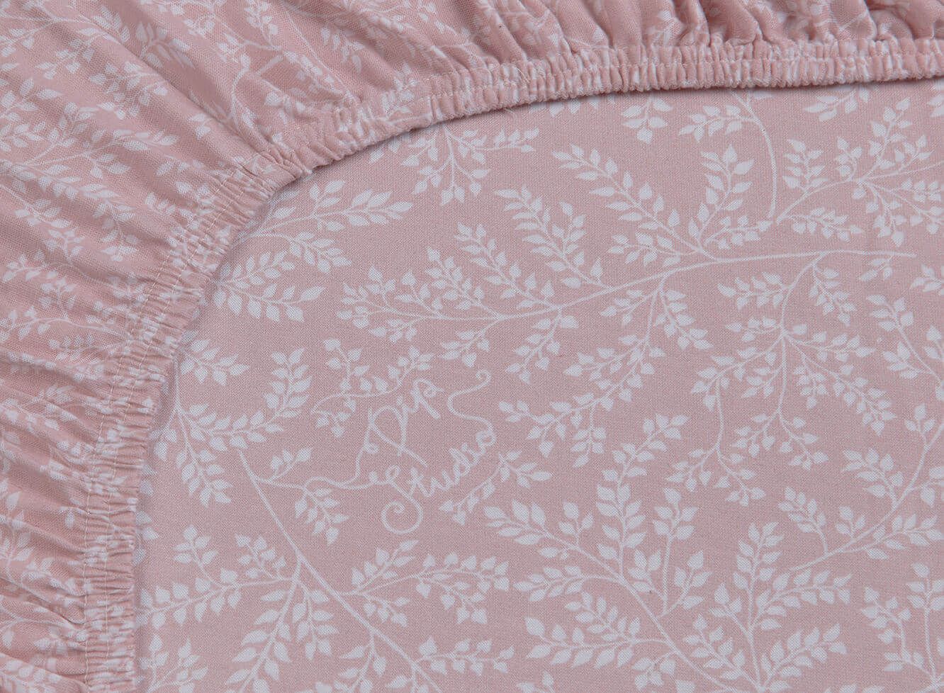 Eine Detailaufnahme eines Spannbetttuchs von PIP STUDIO in der Farbe Rosa. Die Struktur wird hervorgehoben. Modell Leafy Pink.
