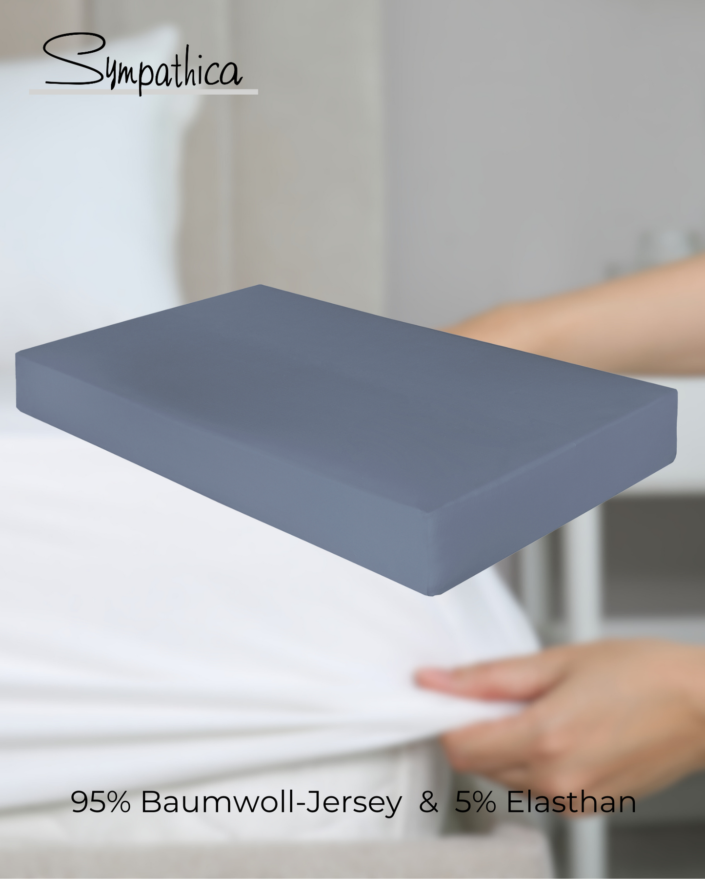 Ein Spannbetttuch von SYMPATHICA aus 95 Prozent Baumwoll-Jersey und 5 Prozent Elasthan in der Farbe Blau. Modell Nova Mittelblau.