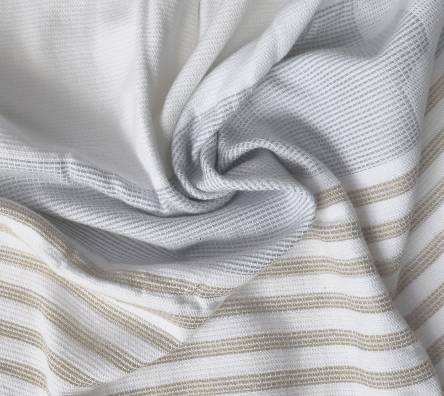 Eine Detailaufnahme des Stoffes vom Standard Line Hamamtuch in der Farbe Beige. Die Struktur wird hervorgehoben. Modell Acqua Mare.