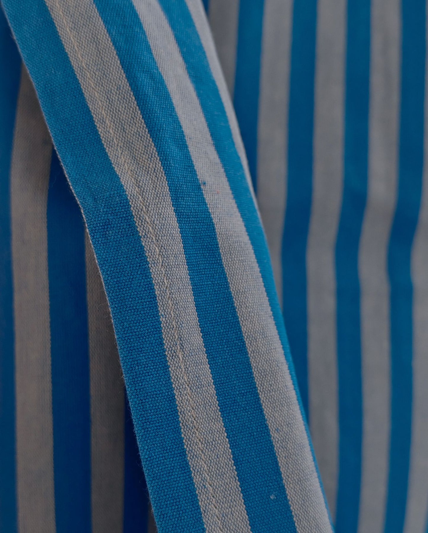 Eine Detailaufnahme des Stoffes vom PIP STUDIO Strandtuch in der Farbe Blau. Die Struktur wird hervorgehoben. Modell Hana Suma Stripe.