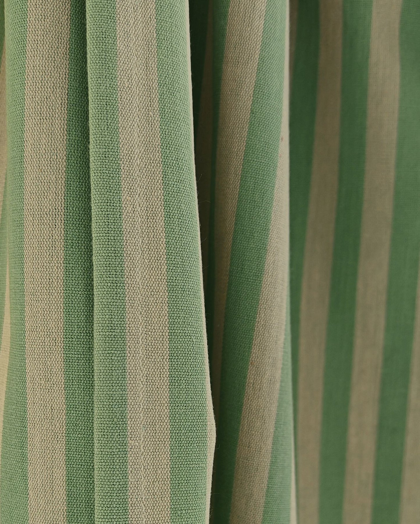 Eine Detailaufnahme des Stoffes vom PIP STUDIO Strandtuch in der Farbe Gruen. Die Struktur wird hervorgehoben. Modell Hana Suma Stripe.