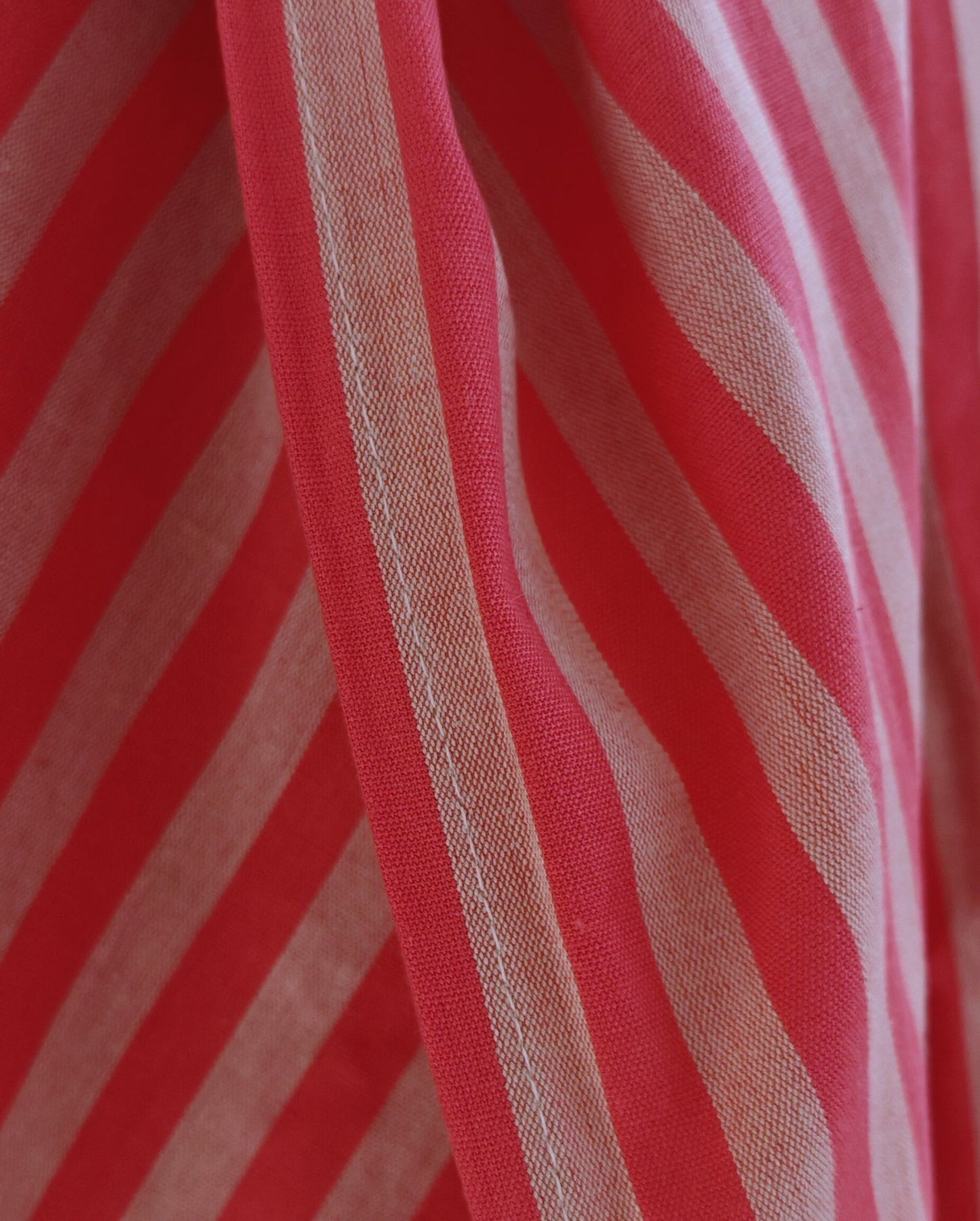 Eine Detailaufnahme des Stoffes vom PIP STUDIO Strandtuch in der Farbe Rot. Die Struktur wird hervorgehoben. Modell Hana Suma Stripe.