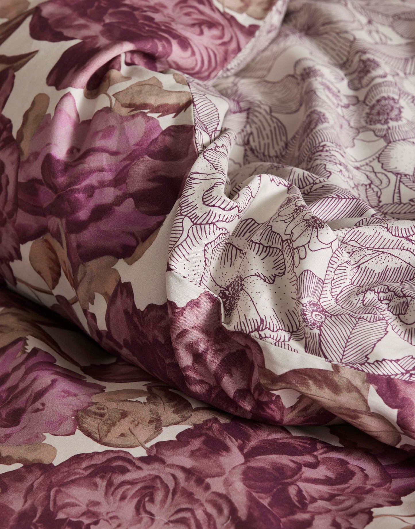 Detaildarstellung der Rosen der Essenza Twill-Baumwoll Bettwaesche Modell Bernice Beachwood White Cherry.