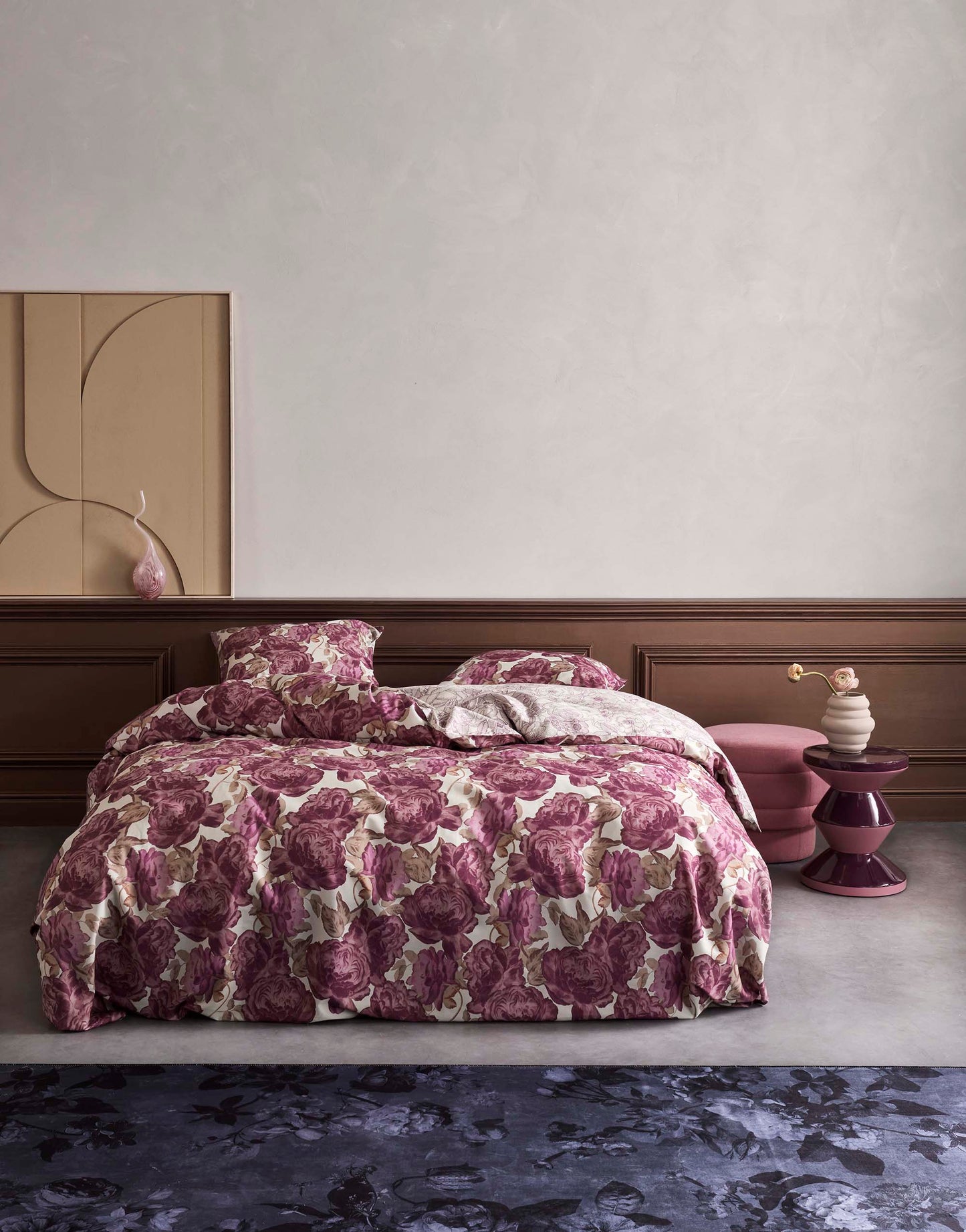 Ein Bettbezug-Set aus mehreren Kopfkissen und einer Bettdecke bezogen mit Twill-Baumwoll Bettwaesche aus 100 Prozent Baumwolle mit Muster aus Rosen in der Farbe Rot. Modell Bernice Beachwood White Cherry.